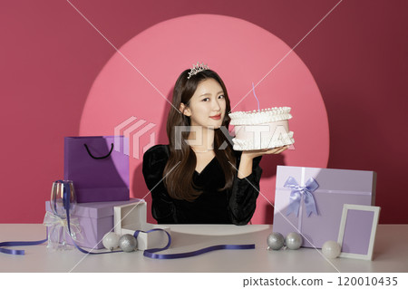 A female protagonist in her 20s who is receiving attention and attention in front of various gifts. 120010435