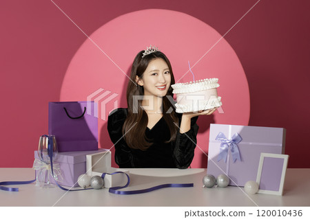 A female protagonist in her 20s who is receiving attention and attention in front of various gifts. A female protagonist in her 20s who is receiving attention and attention in front of various gifts. 120010436