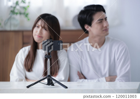 Images of fighting couples, video streamers, etc. Images of fighting couples, video streamers, etc. 120011003
