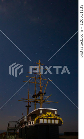 A sailing ship passes through the starry sky 120011135