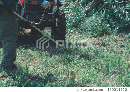 田地周圍的割灌機 120011250
