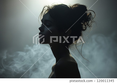 令人印象深刻的女性形象，黑色背景，煙霧效果 120011345