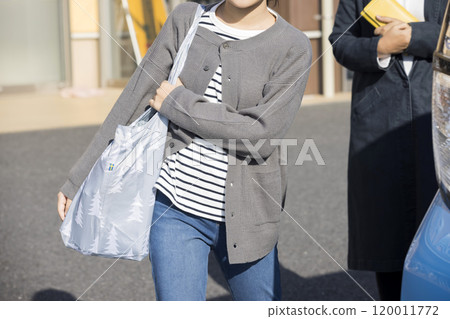 Shopping help image: Parents and children walking to the parking lot 120011772