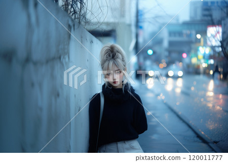 一位銀髮女士下班後一臉疲憊地看著我。 一位銀髮女士下班後一臉疲憊地看著我。 120011777