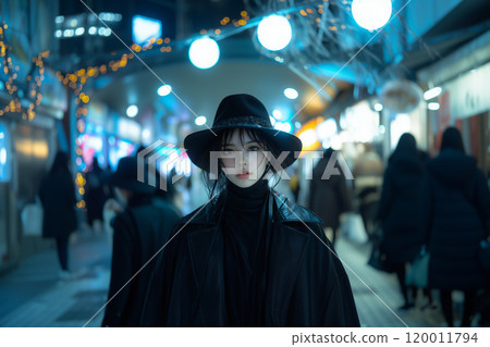 穿著黑色衣服的時尚女性站在城市裡 120011794