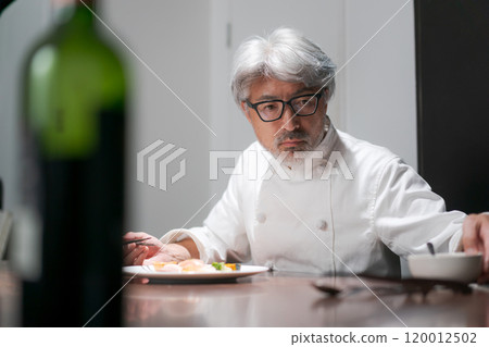 一位男廚師正在製作菜餚的原型 一位男廚師正在製作菜餚的原型 120012502