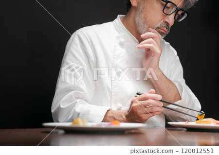 一位男廚師正在製作菜餚的原型 一位男廚師正在製作菜餚的原型 120012551