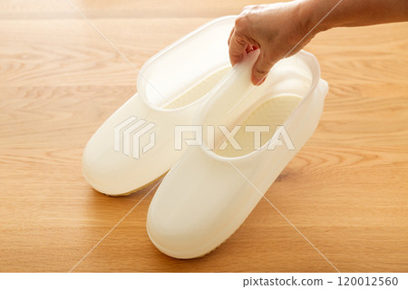 洗澡用的白色浴靴 120012560