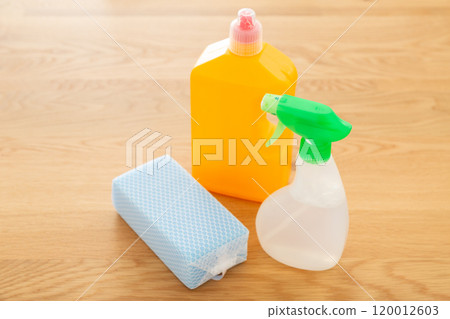 沐浴乳、排水管清潔劑和海綿 沐浴乳、排水管清潔劑和海綿 120012603