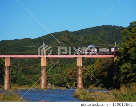 秩父鐵道蒸汽機車在藍天下穿越荒川大橋 秩父鐵道蒸汽機車在藍天下穿越荒川大橋 120012662