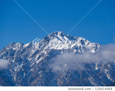 晴朗的天空和白雪皚皚的北阿爾卑斯山五龍山 120014868