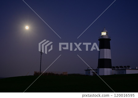 能登岬燈塔和月亮 120016595