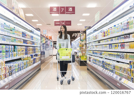 一名年輕女子在超市購物 120016767