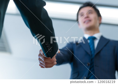 握手的商務人士 120018219