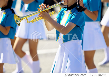 行進樂隊遊行樂器 120018295
