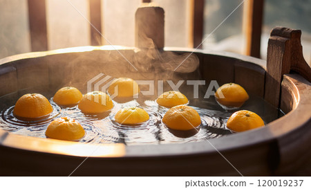 Yuzu bath, yuzu floating in the steaming bath 120019237