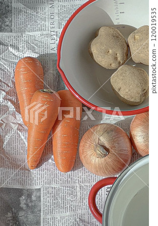 Fresh carrots, potatoes and onions 120019535