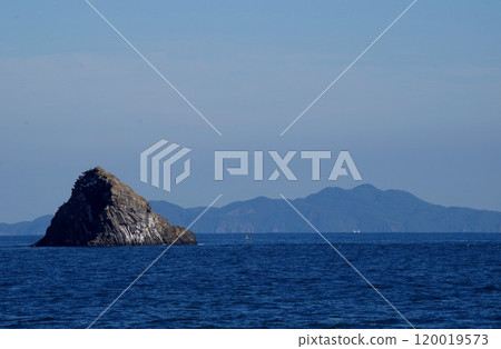 A columnar jointed rock towering to the east of Ainoshima A columnar jointed rock towering to the east of Ainoshima 120019573