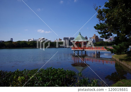 從觀月橋看福岡市大濠公園浮見堂 從觀月橋看福岡市大濠公園浮見堂 120019881