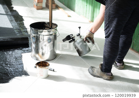 The method of heating resin in a bucket using a kerosene lamp at home. 120019939
