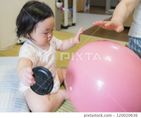 [Baby playing with a camera cap] 120020636