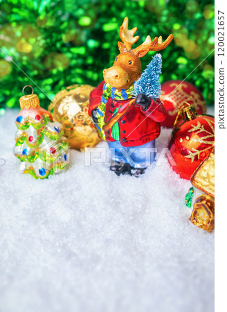 New Year's background with Christmas tree decorations, New Year's glass deer on a Christmas tree, place for text 120021657
