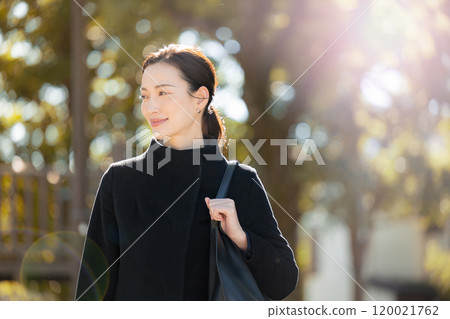 中秋和冬季,一位女士像商業銷售員一樣走來走去,秋葉背光 中秋和冬季,一位女士像商業銷售員一樣走來走去,秋葉背光 120021762