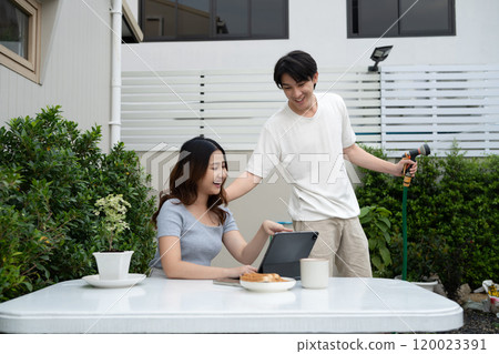 Beautiful couple enjoying leisure time in the backyard 120023391