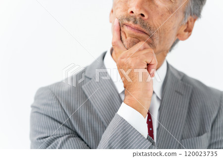 商業高級男士擔心手頭 120023735