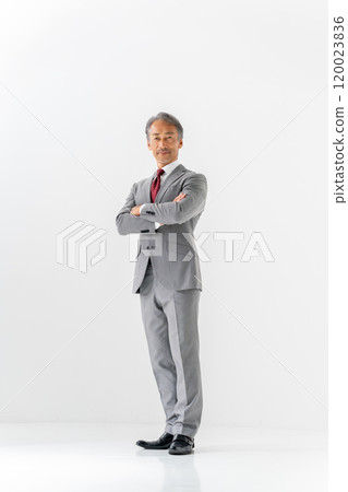商人肖像全身雙臂交叉 120023836