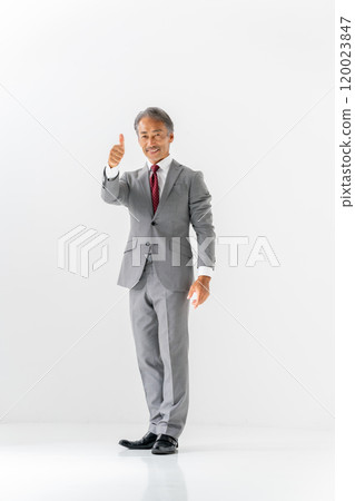 商人肖像全身豎起大拇指 120023847