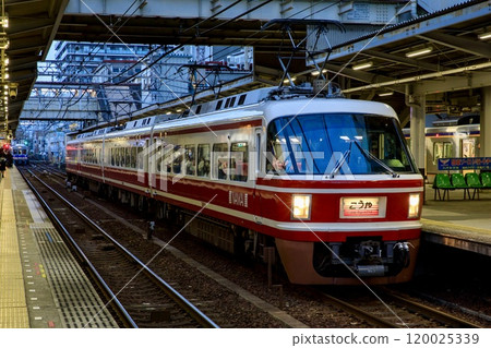 特快高野號在堺東站停靠 特快高野號在堺東站停靠 120025339