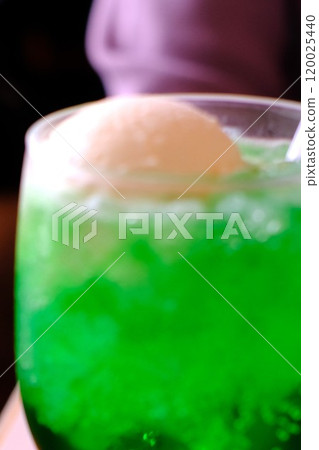 Cream soda at a coffee shop 120025440