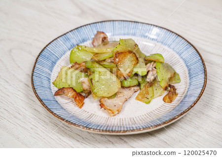 Chayote and pork stir fry 120025470