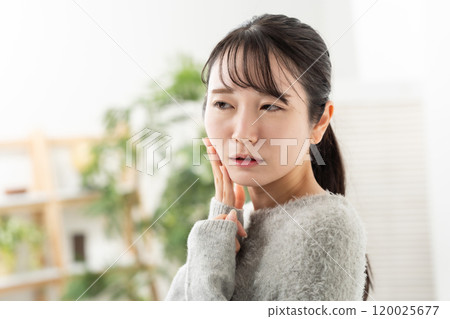 Ponytail woman skin care trouble 120025677