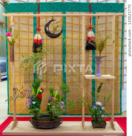 Flower arrangement: Autumn flowers on a kimono stand 120025770