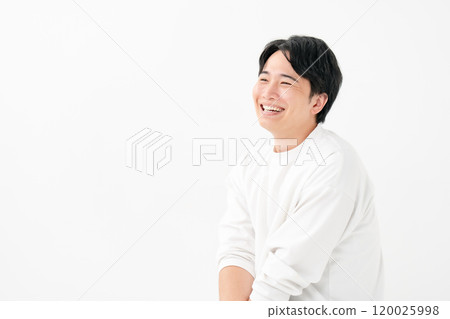 Casual man smiling 120025998