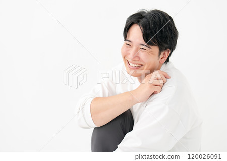 休閒男性微笑跪著 120026091