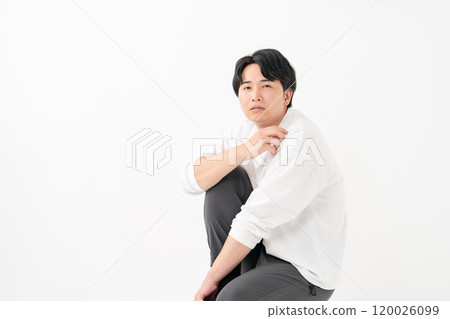 休閒男性微笑跪著 120026099
