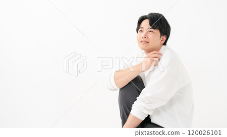 休閒男性微笑跪著 120026101