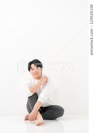 Casual, male, smiling, full body Casual, male, smiling, full body 120026106