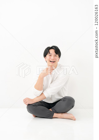 休閒男性微笑全身 120026163
