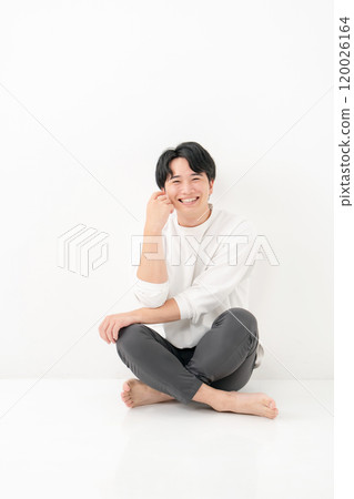 休閒男性微笑全身 120026164