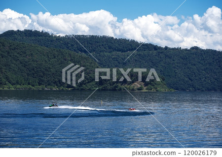 水上摩托車是夏天碧空如洗的琵琶湖上的海上運動。 120026179