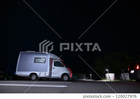 Camping car camping under the starry sky 120027976