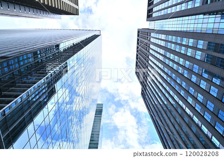 Towering office buildings and blue sky in Otemachi, Tokyo 120028208