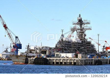 停泊在橫須賀港進行維修的美軍軍艦 停泊在橫須賀港進行維修的美軍軍艦 120028214