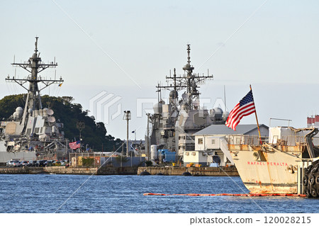 夕陽照亮橫須賀港的美軍宙斯盾艦和美國國旗 120028215