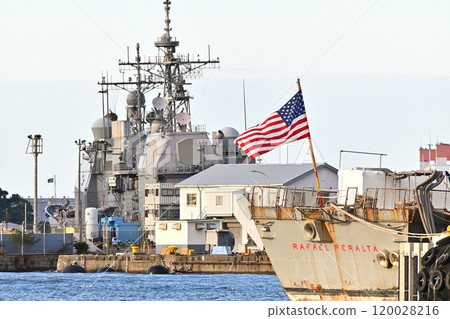 美國國旗和軍艦在橫須賀港飄揚 120028216