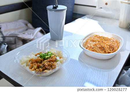 Lunch box to eat in a camper van: Udon and pasta Lunch box to eat in a camper van: Udon and pasta 120028277